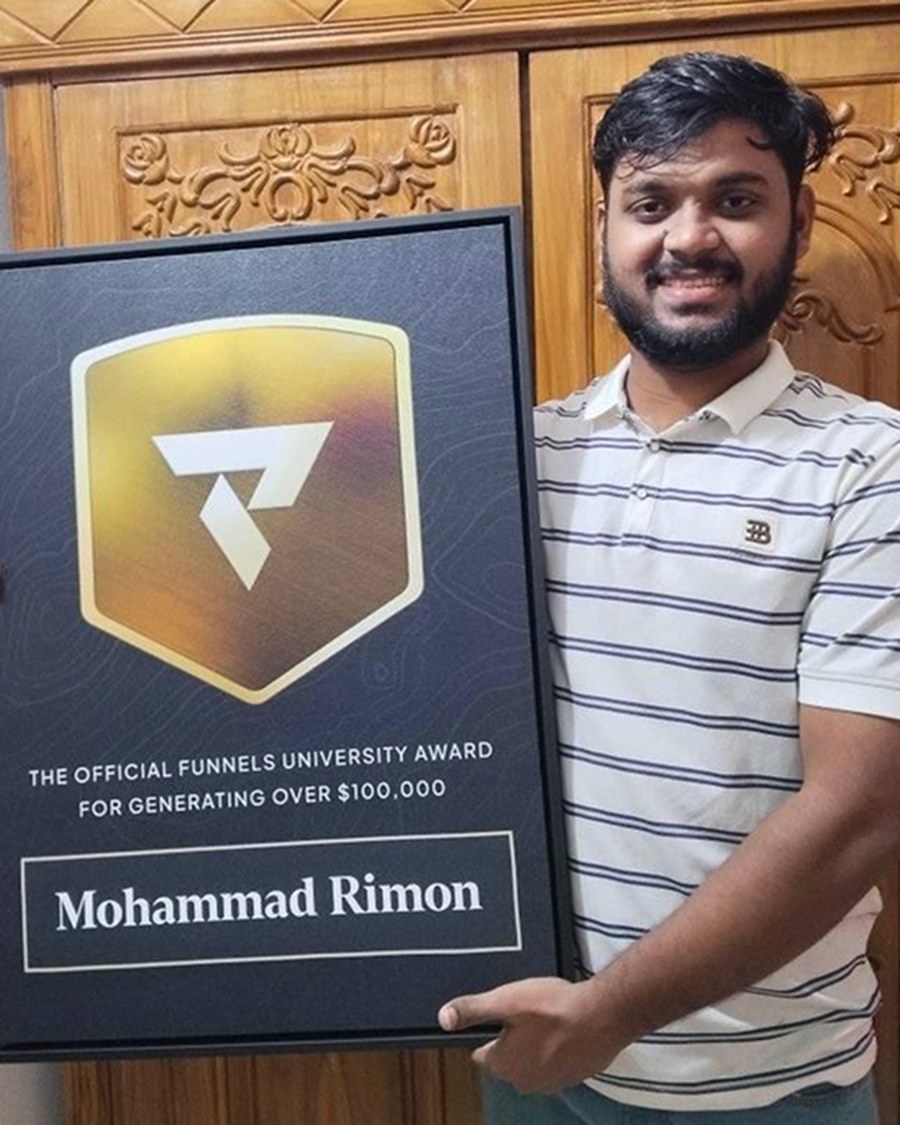 Mohammad Rimon holding the Funnels University $100K Award