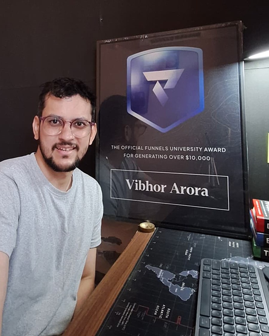 Vibhor Arora holding the Funnels University $10K Award