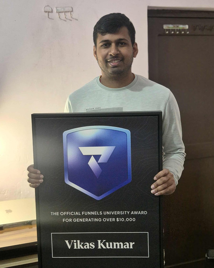 Vikas Kumar holding the Funnels University $10K Award