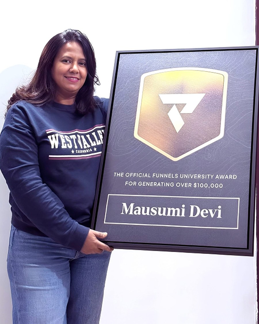 Mausumi Devi holding the Funnels University $100K Award