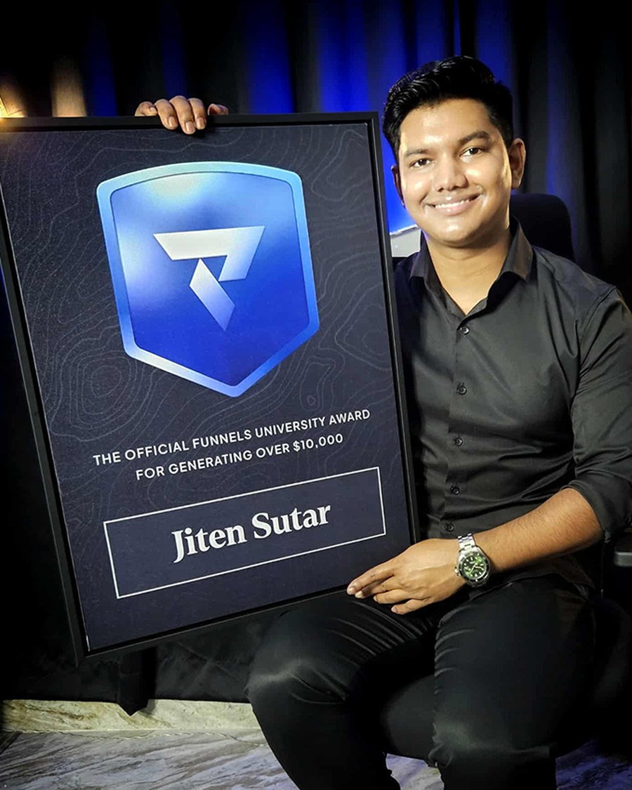 Jiten Sutar holding the Funnels University $10K Award