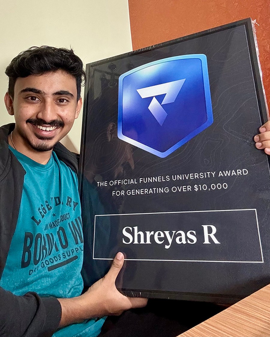 Shreyas R holding the Funnels University $10K Award